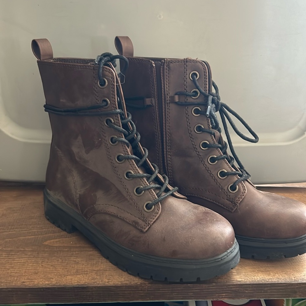 Women’s brown boots